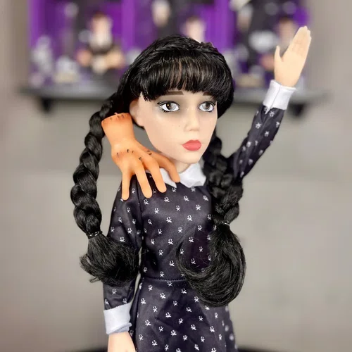 Boneca Wandinha e Mãozinha