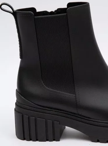 Bota Petite Jolie Chelsea Preto com Solado Tratorado