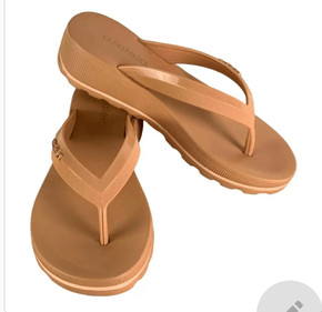 Sandália Azaléia Fabi Light com salto Plataforma e super confortável Bege